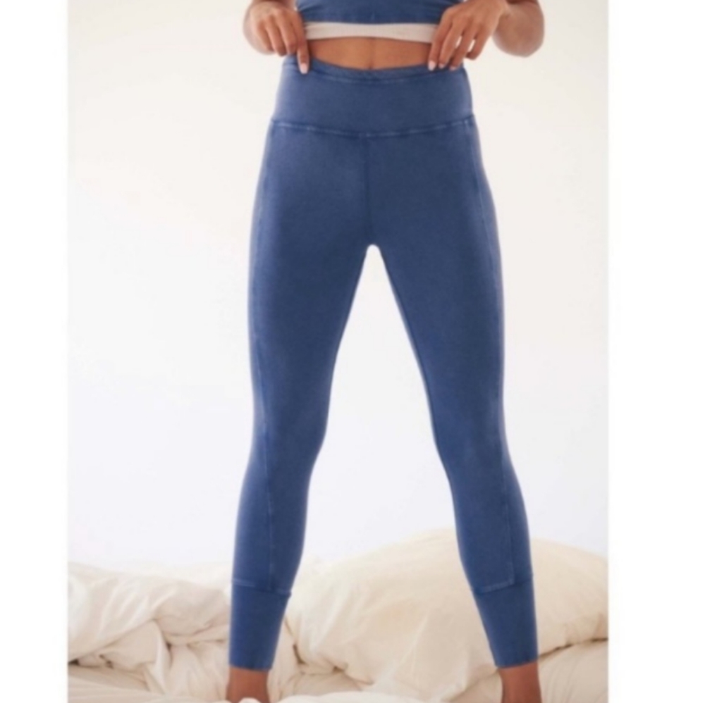 Free People Movement Hot Shot Leggings in Deepest Navy sz xs NWT - Picture 2 of 3